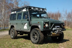 Ikona aut terenowych: Land Rover Defender źródło: https://www.terenowo.pl/zmoty/land-rover-defender-110-wg-rayo-4x4-2010-terenowy-batmobil.html