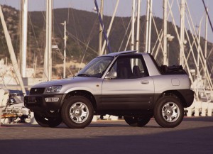 Toyota RAV4 - pierwszy popularny SUV źródło: https://autokult.pl/7378,toyota-rav4-i-awarieiproblemy